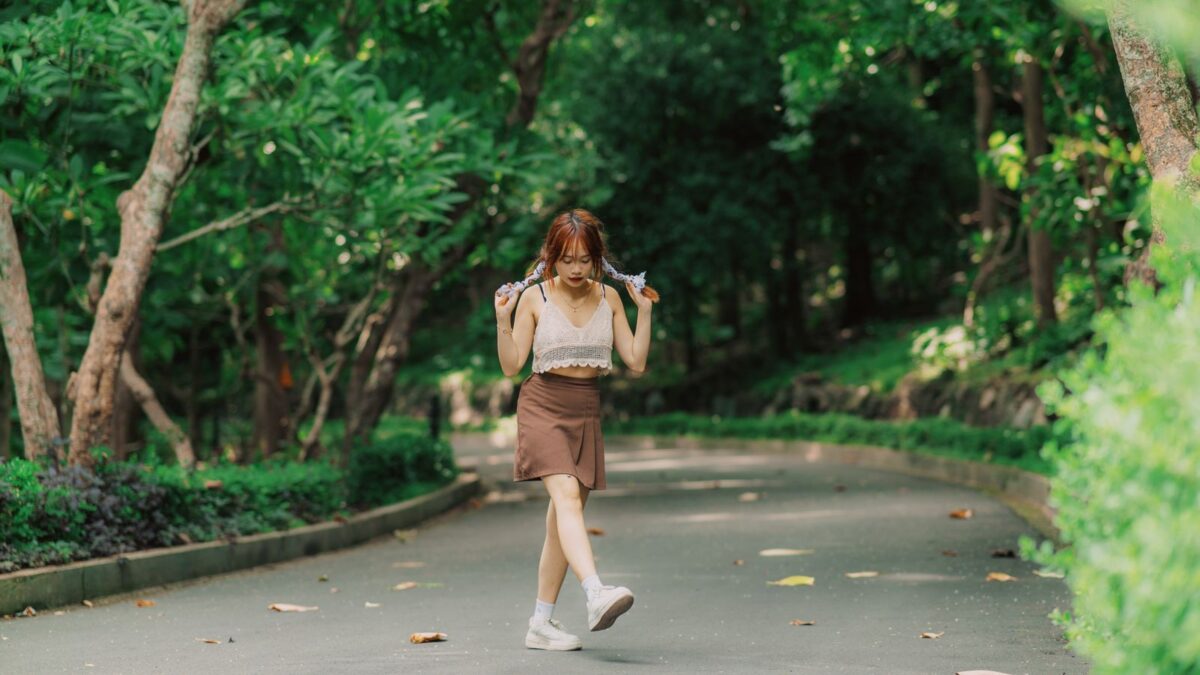Phụ nữ đi bộ thư giãn nhẹ nhàng trong công viên