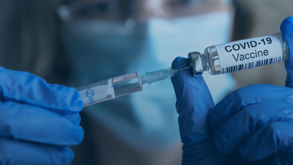 Lọ vaccine và bơm tiêm