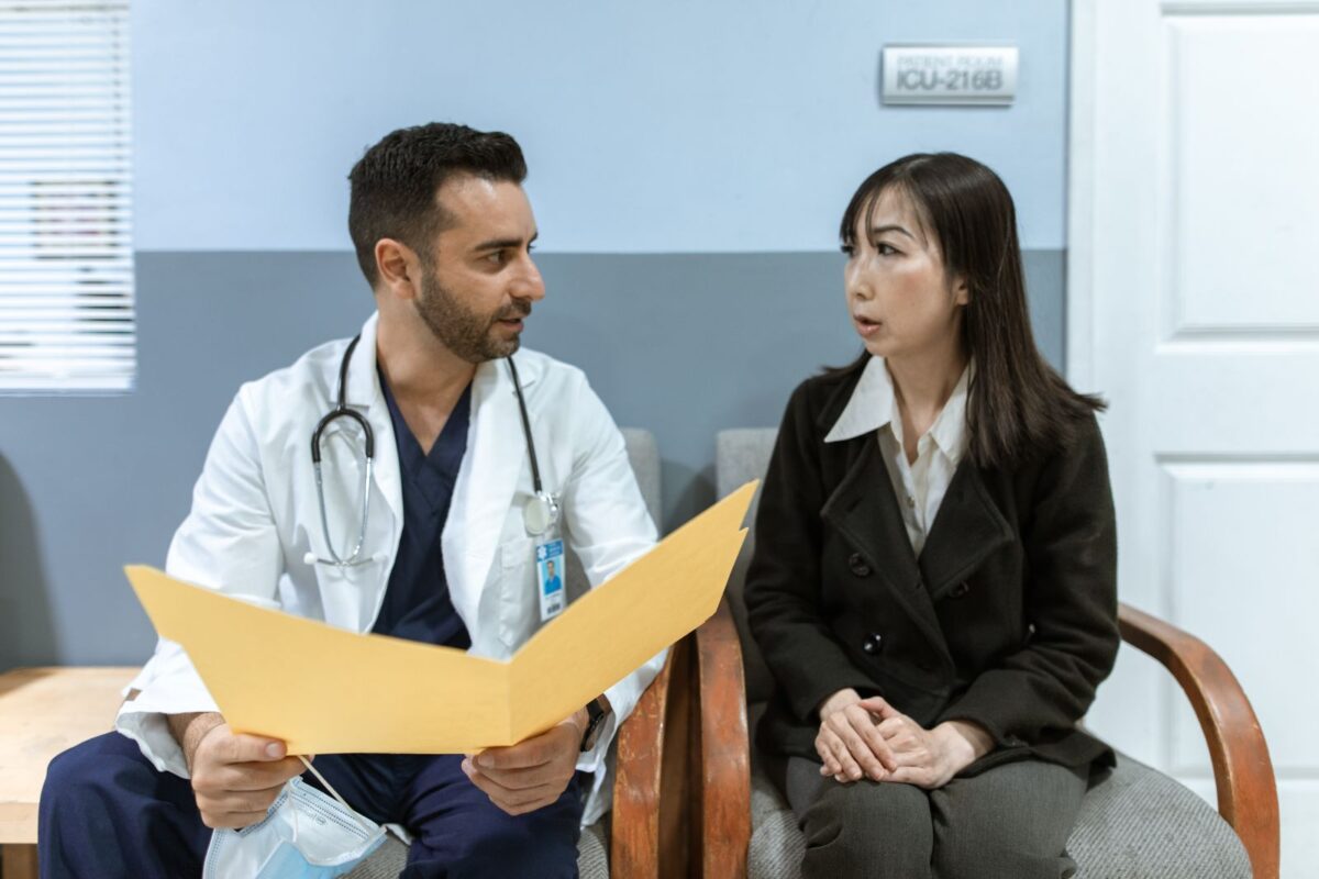 Vợ chồng trao đổi với bác sĩ về kết quả tinh dịch đồ