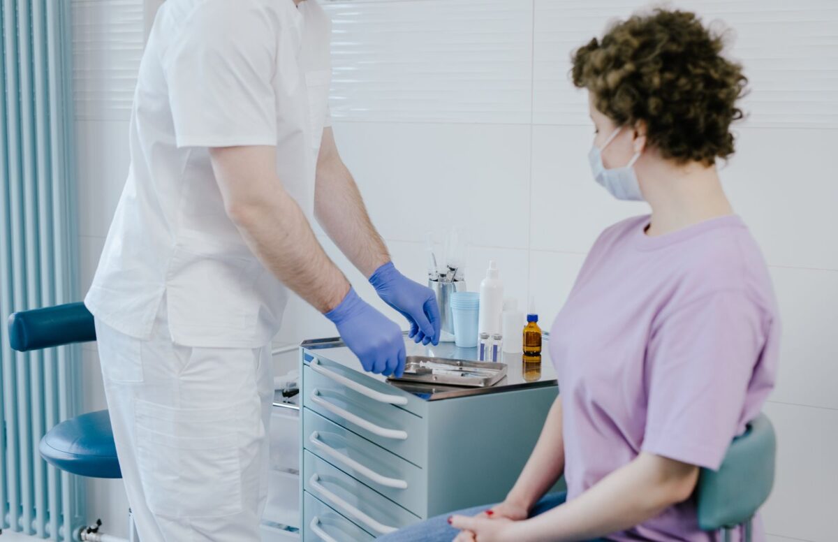 Phòng khám phụ khoa chuẩn bị lấy mẫu Pap smear và xét nghiệm HPV