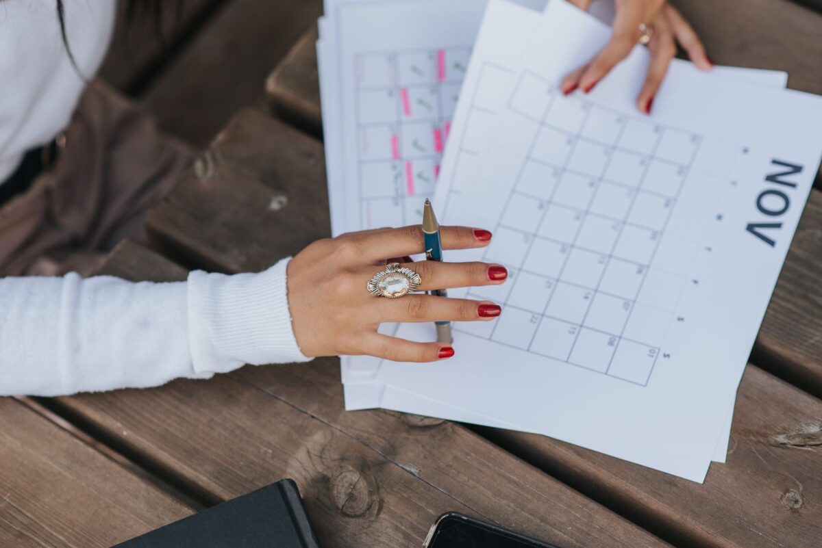 Phụ nữ xem lịch để chọn thời điểm phù hợp đi tầm soát cổ tử cung
