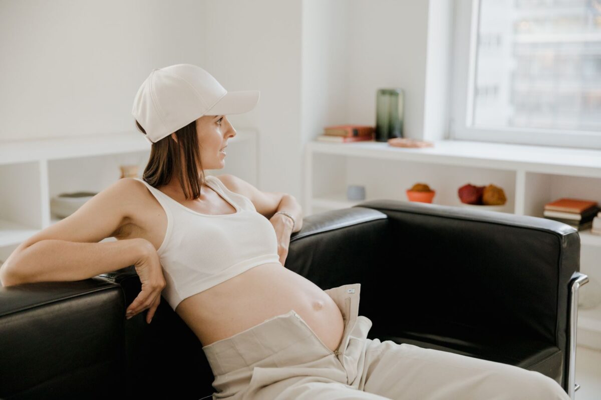 Mẹ bầu mệt mỏi, nghỉ ngơi trên ghế sofa do thiếu máu